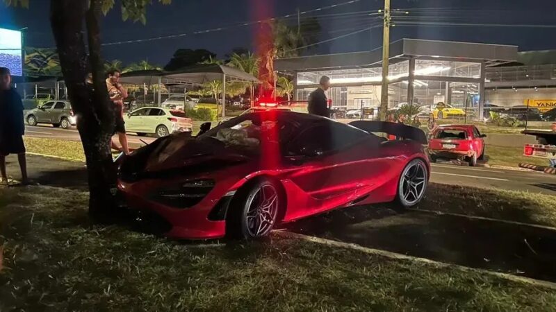 Motorista bate McLaren avaliada em R$ 3 milhões e foge de acidente em Campo Grande