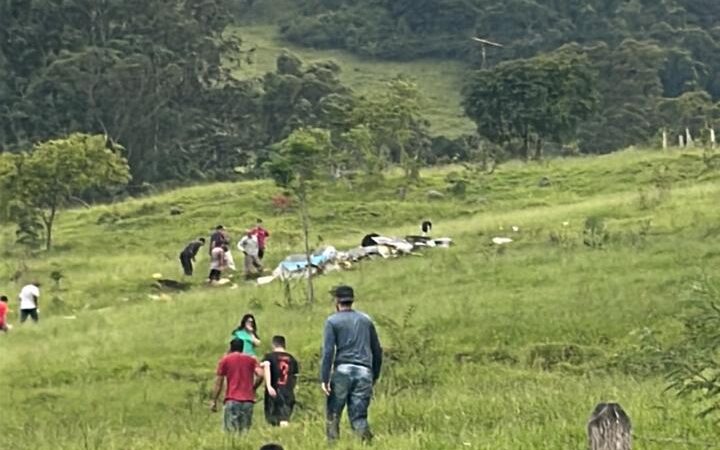 Avião cai e deixa 7 mortos na zona rural de Itapeva, em Minas Gerais