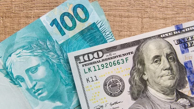 Dólar cai 0,35% e fecha a R$ 5,44 com enfraquecimento global da moeda americana