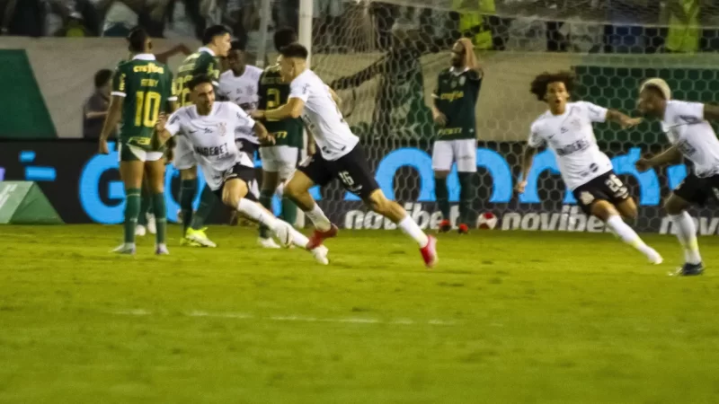 Corinthians arranca empate contra Palmeiras com 2 a menos e zagueiro no gol