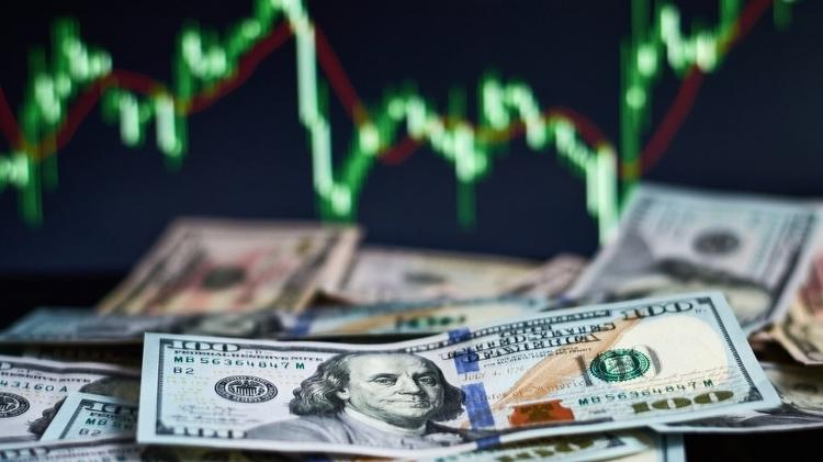 Bolsa sobe mais de 1%, na maior alta em 3 semanas; dólar cai a R$ 4,933