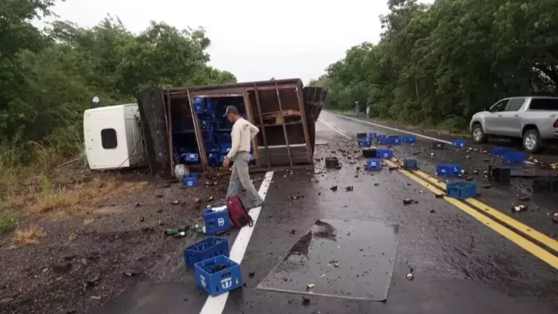 Livres de ferimentos graves: Caminhão de bebidas tomba na BR-267, mas ocupantes saem ilesos