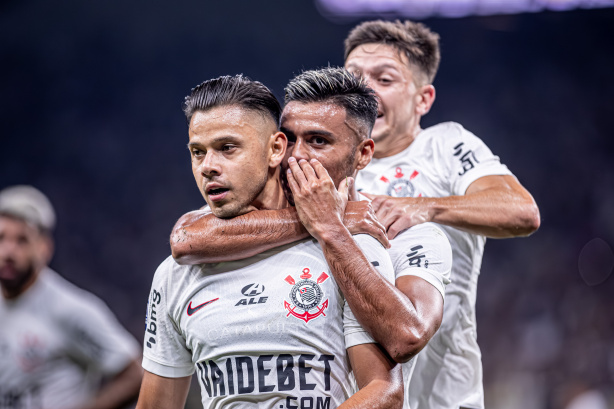 Corinthians goleia o Nacional na Copa Sul-Americana em noite de Romero