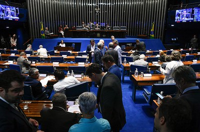 Senado aprovou nesta quarta-feira (17) o projeto de lei que modifica as regras de isenção de Imposto de Renda, beneficiando pessoas que ganham até dois salários mínimos.