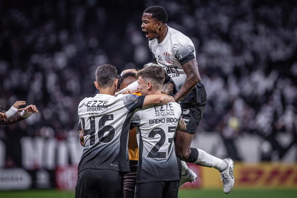 Corinthians vence o Racing e garante 1º lugar do grupo F na Sul-Americana