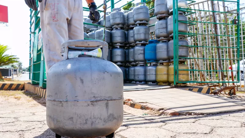 O preço do botijão de gás de cozinha em Campo Grande atinge R$ 130,00.