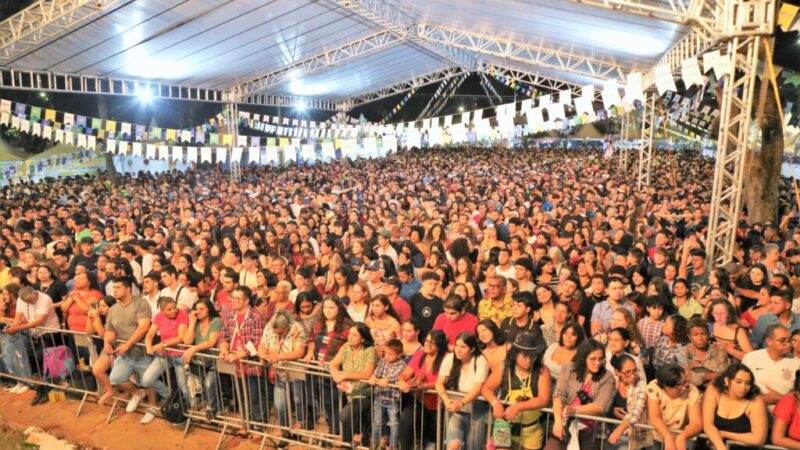 Primeiro dia do 22º Arraial de Santo Antônio lota Praça do Rádio com mais de 10 mil pessoas