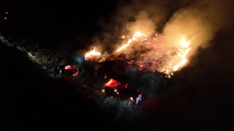 Combate aos incêndios no Pantanal de MS avança pela noite