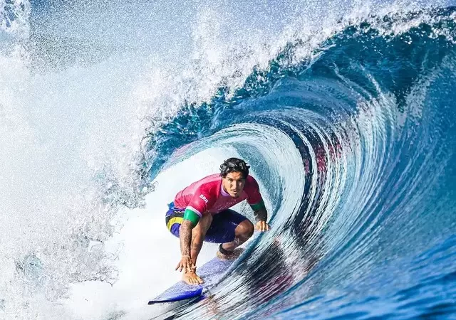 Gabriel Medina faz história e avança às quartas de final com nota recorde