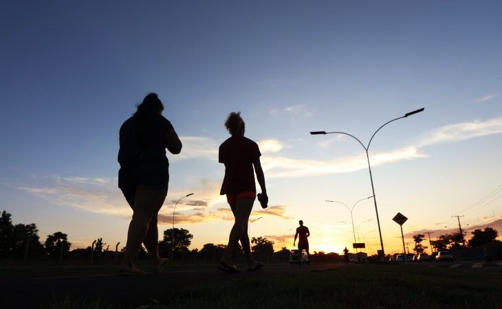 Apesar de temperaturas amenas ao amanhecer e à noite, tempo quente e seco é destaque nesta quinta-feira