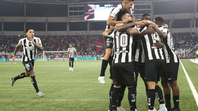 Botafogo domina o clássico e aplica goleada sobre o Flamengo, reassumindo a liderança do Brasileirão.