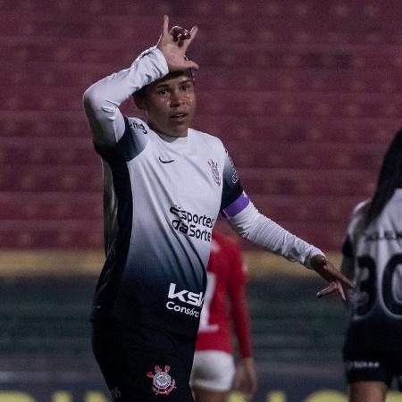 Corinthians derrota Bragantino e avança para as semifinais do Brasileirão Feminino.