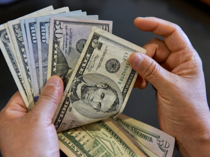 Dólar sobe para R$ 5,20 e Bolsa fecha em queda após cautela do mercado
