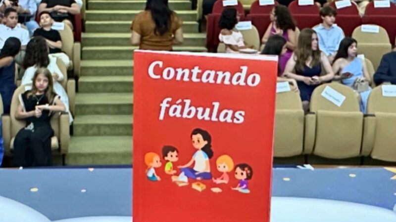 Noite de autógrafos celebra jovens escritores em lançamento de livro de fábulas