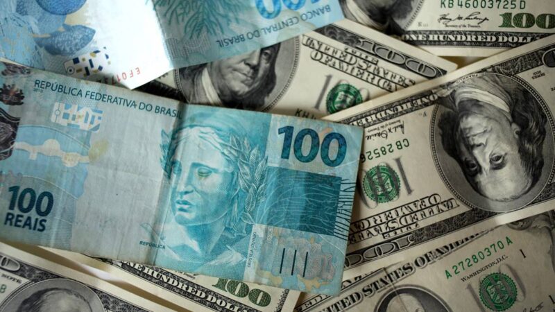 Dólar cai após Trump adiar parte de tarifaço e Bolsa dispara
