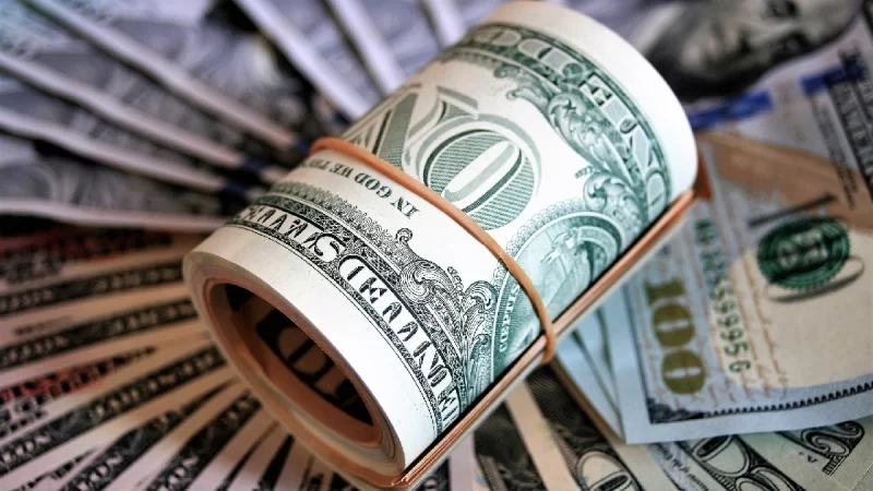 O dólar teve um aumento significativo, se aproximando da marca de R$ 5,90, impulsionado pela crescente tensão nas relações entre os Estados Unidos e a China