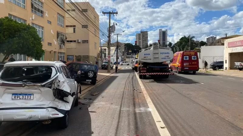 Caminhão sem freio  atinge sete veículos na Rua Rui Barbosa, em Campo Grande