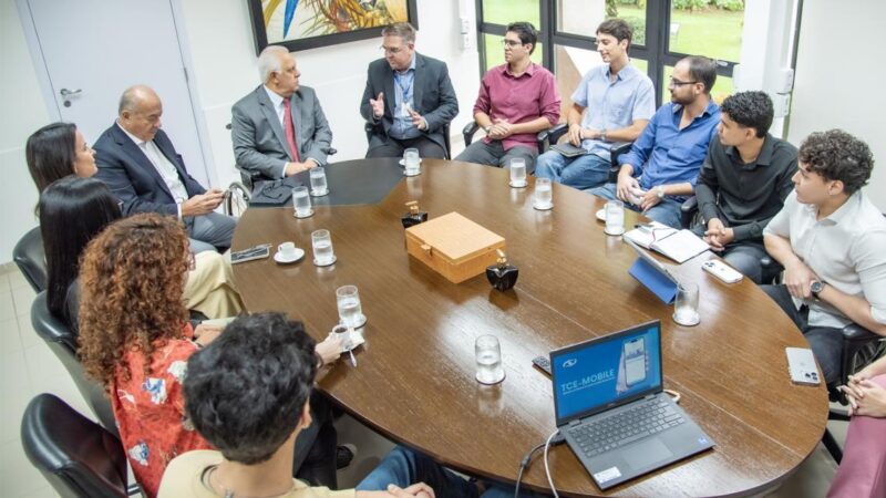 Estagiários de TI do TCE-MS desenvolvem aplicativo que moderniza acesso às informações institucionais