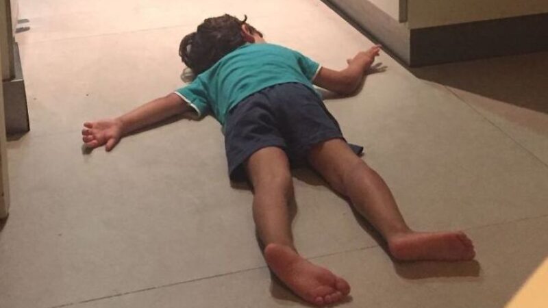 Criança sofreu febre e convulsão e deita no chão e não recebe atendimento na UPA Universitário