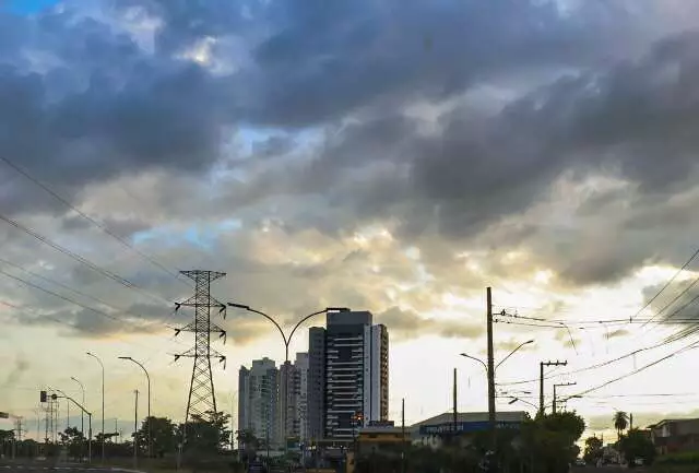 Sábado, 12 de abril de 2025, Campo Grande amanhece com céu parcialmente nublado e previsão é de chuva em MS