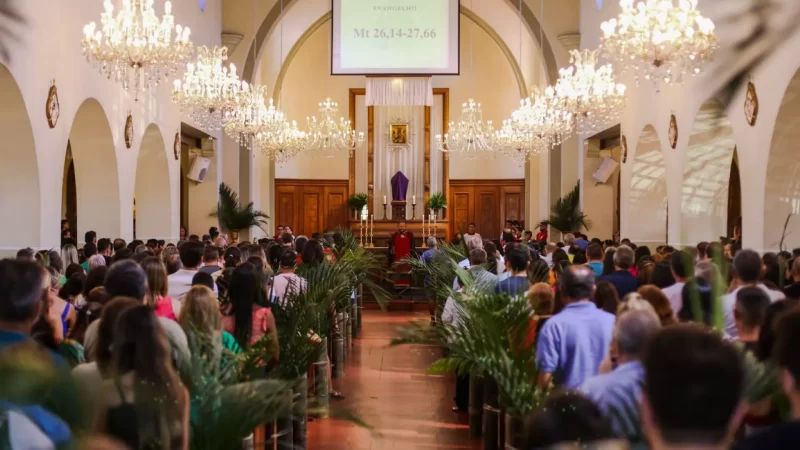 Fiéis católicos em Campo Grande celebraram o Domingo de Ramos, marcando o início da Semana Santa