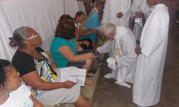 A Quinta-feira Santa, celebrada nesta quinta-feira (17), marca um dos momentos mais significativos da Semana Santa para os cristãos: a instituição da Eucaristia e do Sacerdócio