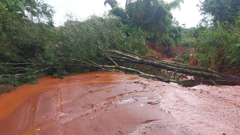 As fortes chuvas que atingiram o bairro Chácara dos Poderes, em Campo Grande, MS, causaram sérios transtornos aos moradores