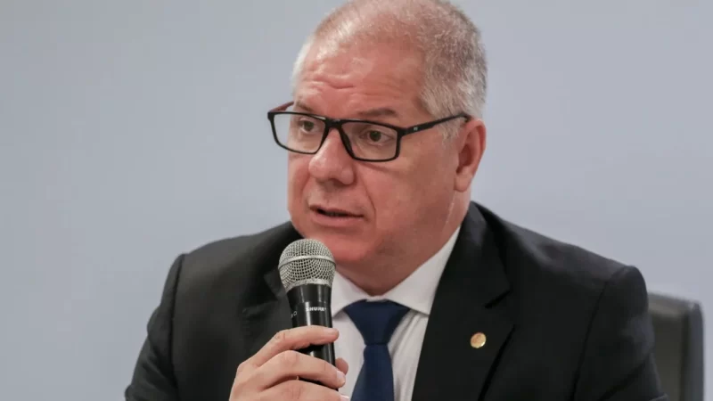 Presidente do INSS é afastado após operação da PF sobre descontos indevidos em benefícios