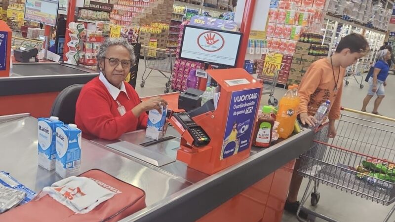 O Grupo Pereira, proprietário das redes Fort Atacadista e Supermercados Comper, está promovendo uma campanha de contratação exclusiva para pessoas com mais de 50 anos