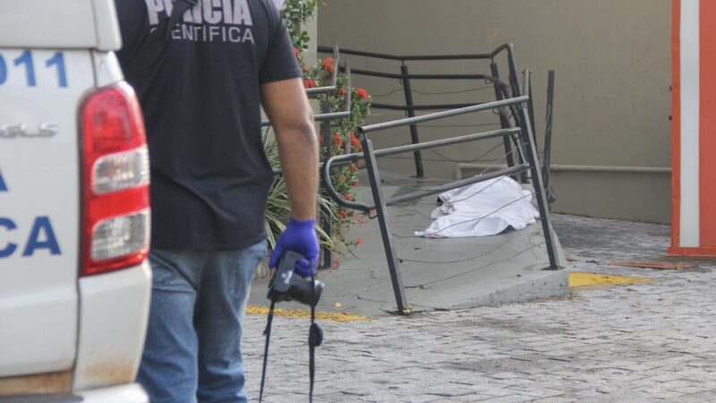 Na manhã desta sexta-feira (25), uma mulher de 36 anos faleceu após cair do 12º andar de um hotel localizado na Rua Antônio Maria Coelho