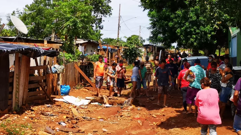 Moradores da Aldeia no bairro Noroeste aproveitam tempo firme para recuperar estragos causados por temporal