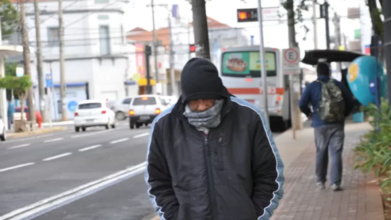 Uma intensa frente fria está avançando sobre Mato Grosso do Sul, trazendo instabilidade e queda significativa nas temperaturas nos próximos dias