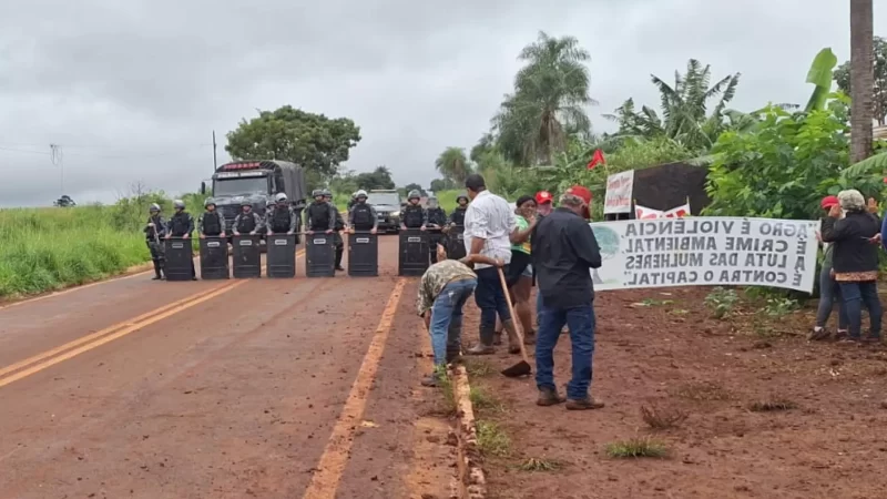 A Polícia Militar de Mato Grosso do Sul atua para remover integrantes do Movimento Sem Terra (MST) que invadiram uma área rural na região de fronteira