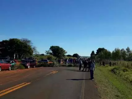 Integrantes do grupo (MST) Sem Terra faz bloqueio da BR-060 em Sidrolândia na manhã desta segunda-feira (28)