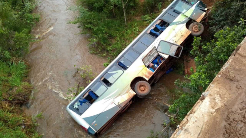 Um dos trabalhadores feridos no acidente com um ônibus que caiu de uma ponte na MS-436, entre Camapuã e Figueirão, não resistiu aos ferimentos e faleceu