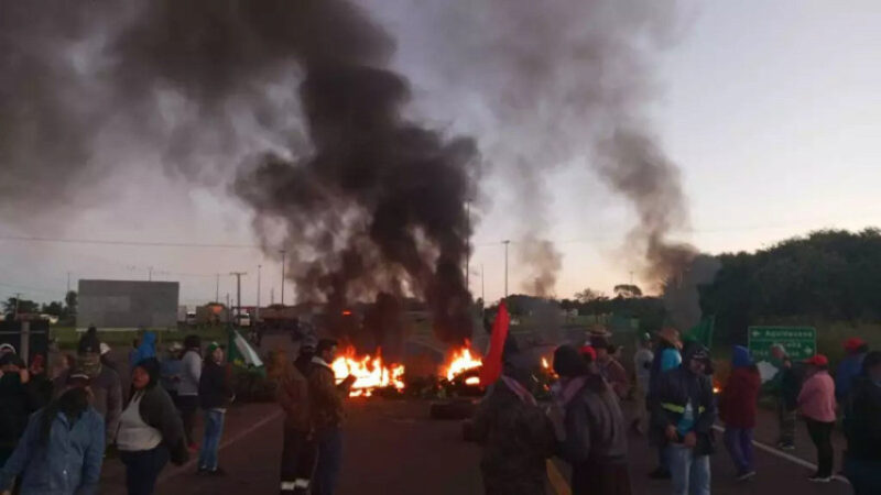 Na manhã desta quarta-feira, 30 de abril, integrantes do Movimento dos Trabalhadores Rurais Sem Terra (MST) bloquearam completamente a BR-163