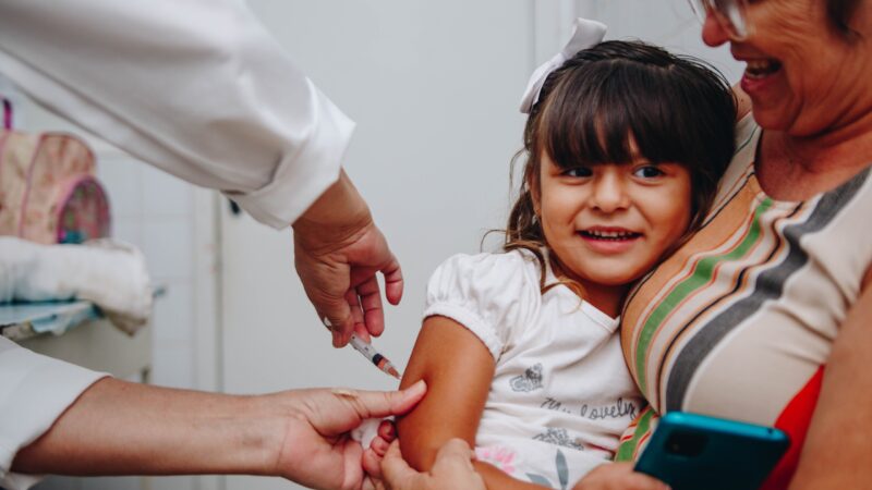 Vacinação contra a gripe continua em Campo Grande com doses disponíveis em todas as unidades de saúde