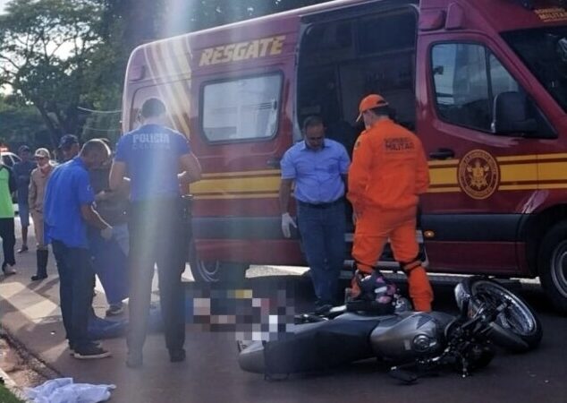 Motociclista morre ao bater em carro e placa de sinalização em Nova Andradina