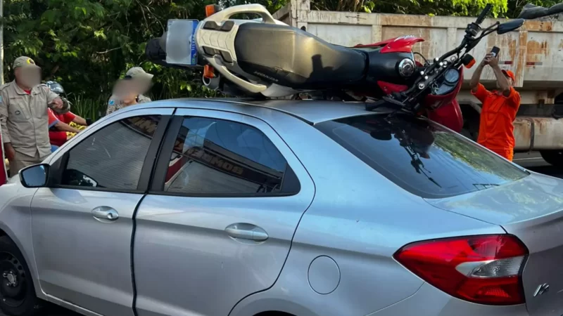 Moto vai parar em cima de carro após colisão inusitada em Campo Grande