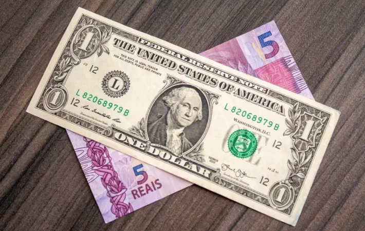 Dólar recua levemente e fecha semana estável, com cautela antes de negociações EUA-China