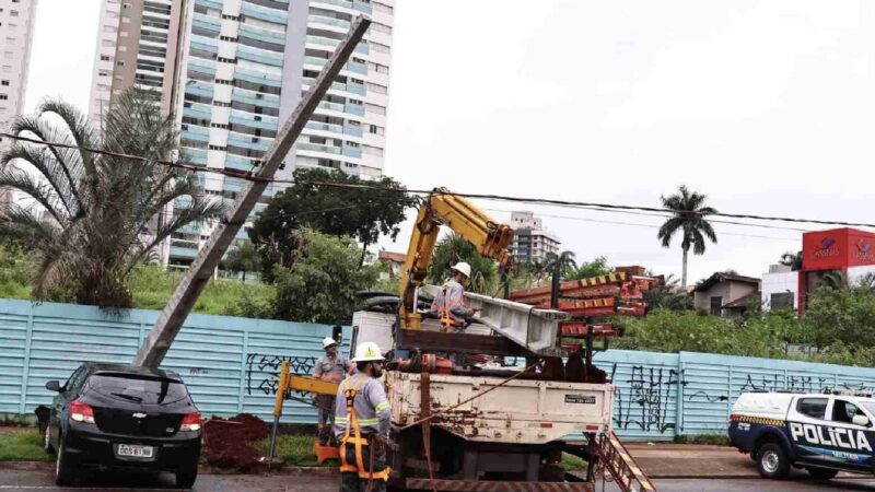Motorista perde controle e colide com poste após carro aquaplanar na Via Park, em Campo Grande