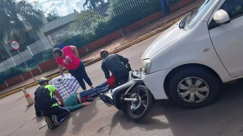 Acidente entre carro e moto é registrado em frente ao Comando da PM no Parque dos Poderes