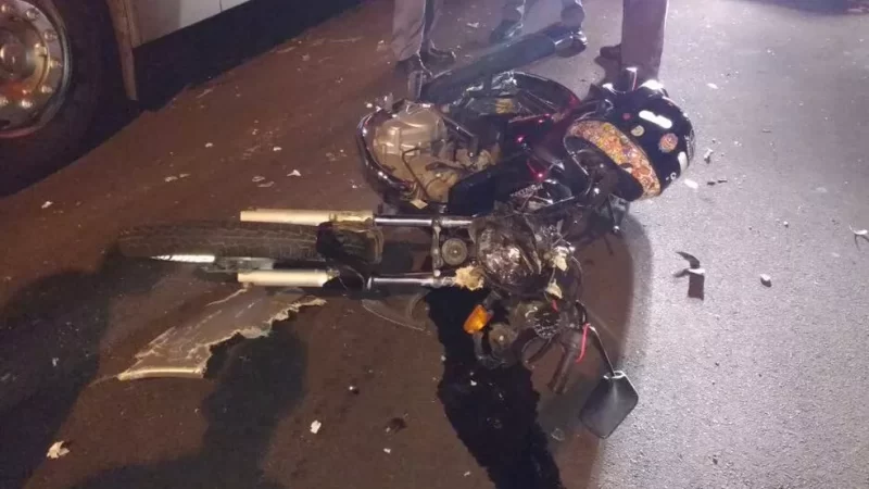 Motociclista fica gravemente ferido após colisão com ônibus em Três Lagoas