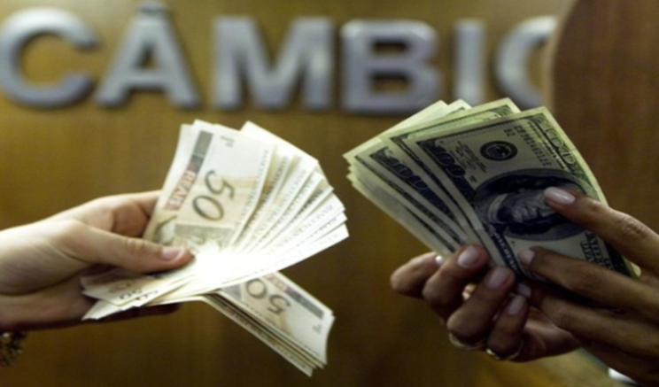 Dólar fecha em alta e se aproxima de R$ 5,70 com temor fiscal e rumores de novos gastos do governo