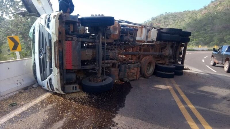Caminhão carregado com milho tomba na MS-430 após perder freio; motorista sai ileso