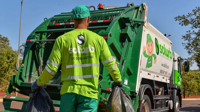 Idoso de 74 anos tem perna esmagada após ser atropelado por caminhão da Solurb no bairro no Danúbio Azul em Campo Grande