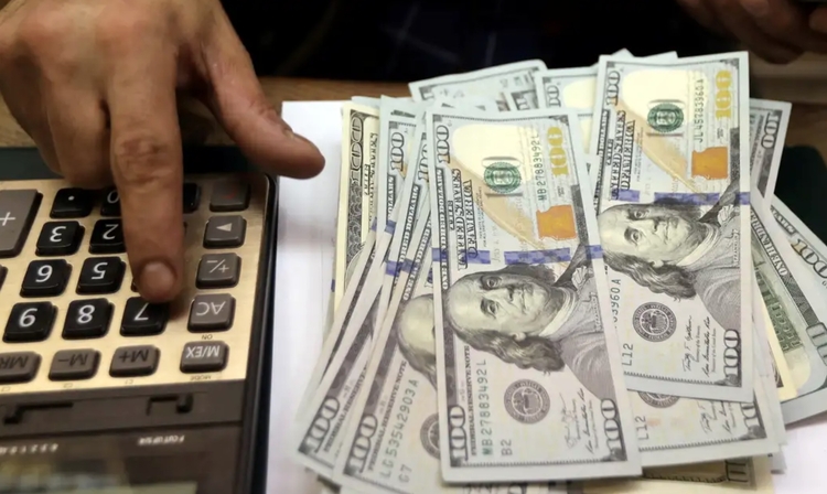 Dólar opera em alta e se aproxima de R$ 5,67 com incertezas fiscais e cenário externo
