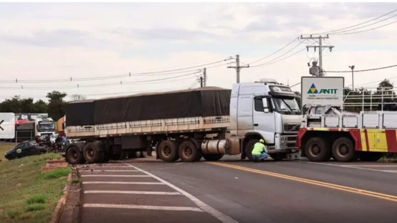 Caminhoneiro fugiu após colisão: Acidente com picape e dois bitrens trava trânsito na BR-163 em Campo Grande por mais de 2 horas