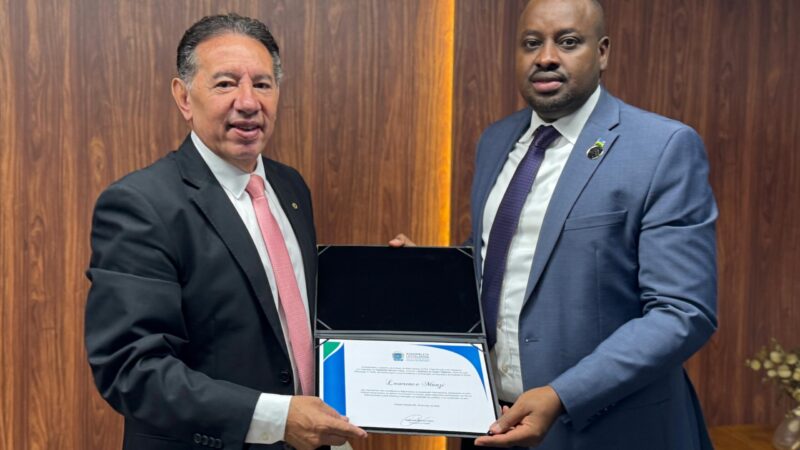 ALEMS homenageia embaixador de Ruanda com diploma de Visitante Ilustre