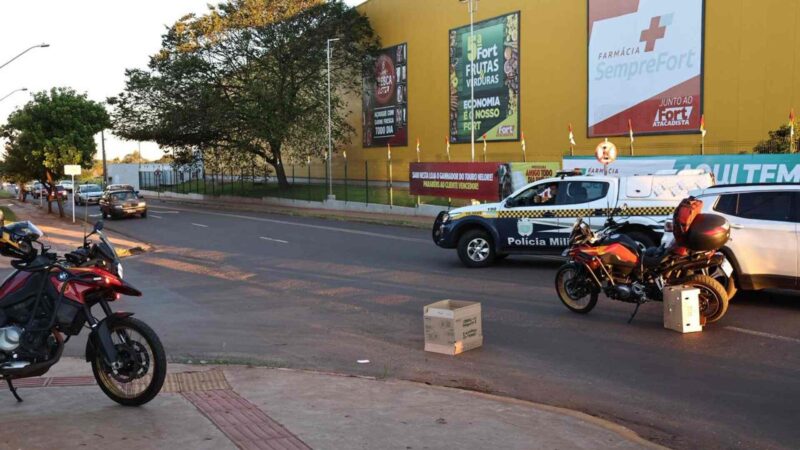 Motociclista sofre fratura exposta em acidente com Jeep Renegade na Avenida Três Barras